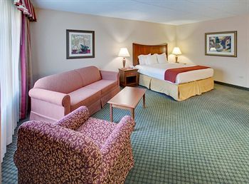 Holiday Inn Express Chicago-Downers Grove, an IHG Hotel