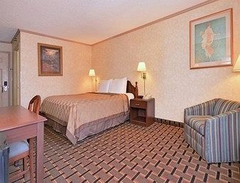 Super 8 by Wyndham Maumee Perrysburg Toledo Area