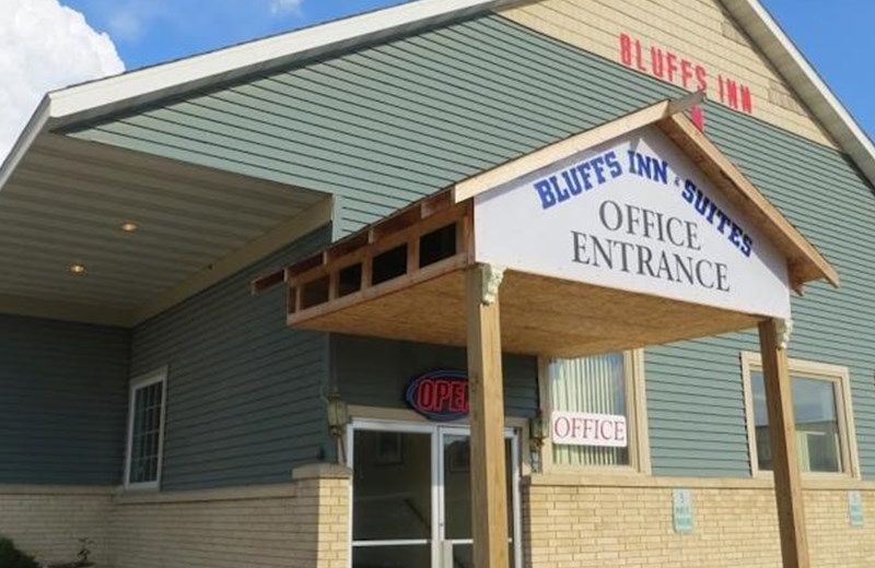 Bluffs Inn & Suites