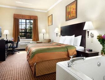 Super 8 By Wyndham Iah West/Greenspoint