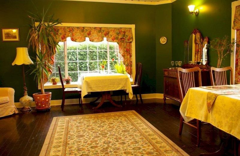 HOLMESDALE HOUSE AND BREAKFAST
