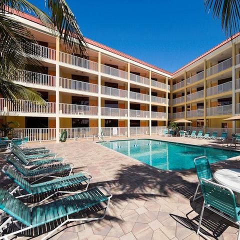 Pelican Pointe Hotel