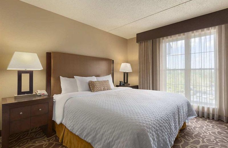 EMBASSY SUITES PITTSBURGH - INTERNATIONAL AIRPORT