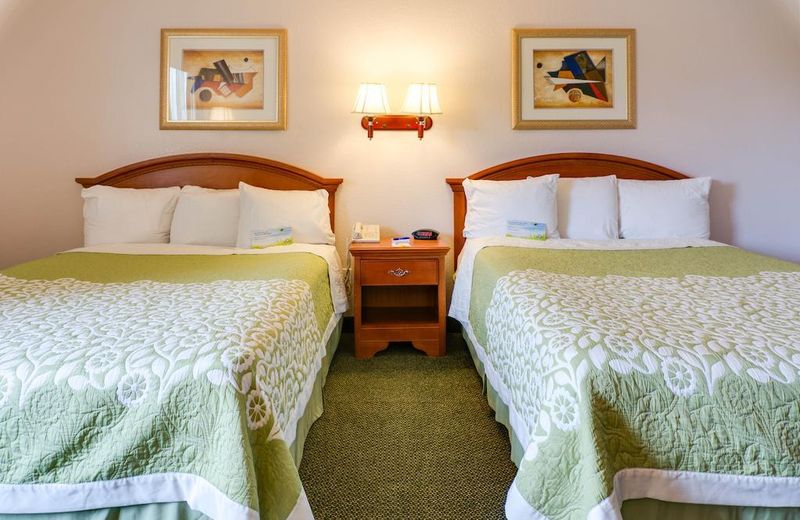 Days Inn & Suites by Wyndham Fullerton