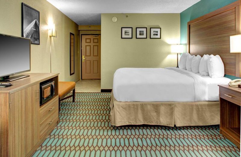 Country Inn & Suites by Radisson, Asheville Downtown Tunnel Road, NC