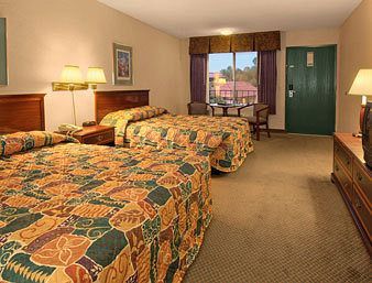Days Inn & Suites by Wyndham Anaheim At Disneyland Park