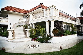 Oceanside Marina Suites - A Waterfront Hotel