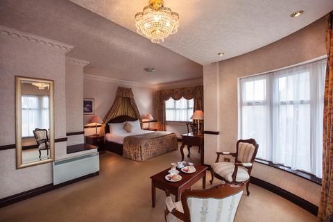 Seven Oaks Hotel