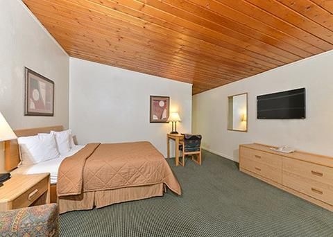 Econo Lodge Inn & Suites