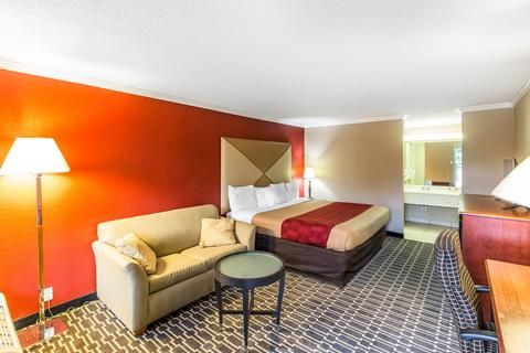 Econo Lodge Near Fort Stewart On site Restaurant and Bar, Extended stay rate Laundry facility, and Pool