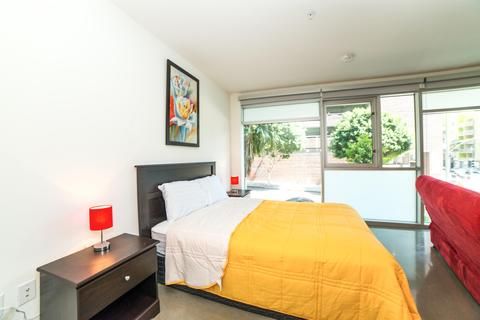 Ginosi Wilshire Apartel