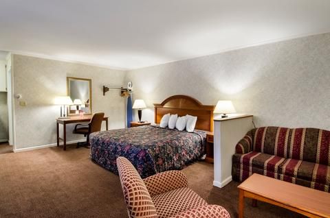 Econo Lodge Inn & Suites