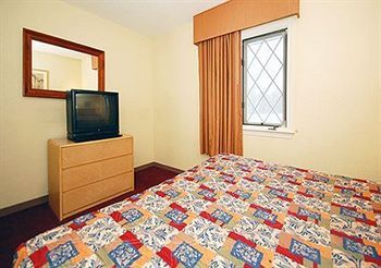 RODEWAY INN & SUITES