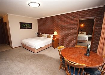 Country Plaza Halls Gap