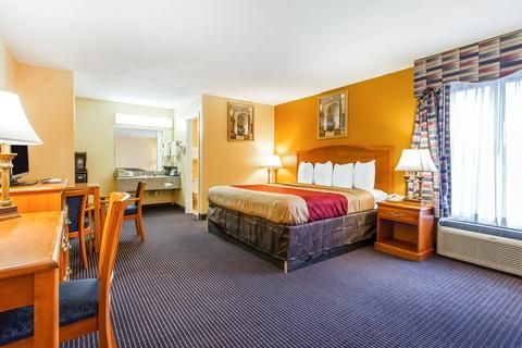 Econo Lodge Inn & Suites