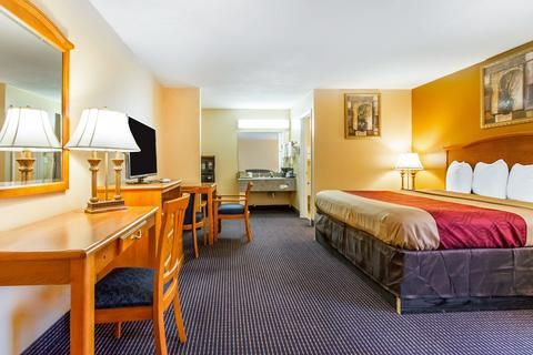 Econo Lodge Inn & Suites