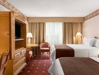 Travelodge by Wyndham Niagara Falls Fallsview