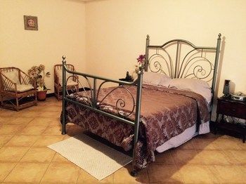 Ailanto San Jose Bed And Breakfast