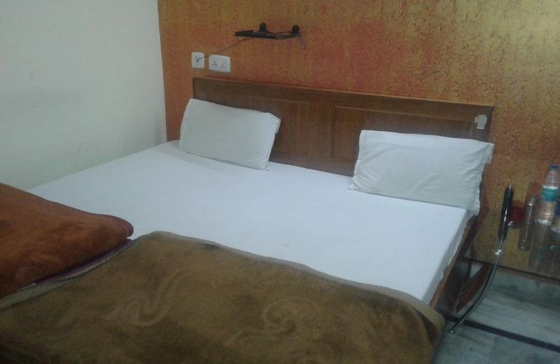 OYO 28168 Hotel Regal 2