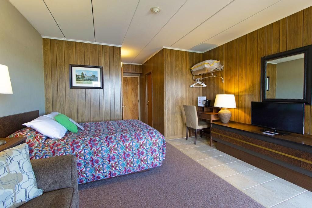 Half Moon Motel & Cottages