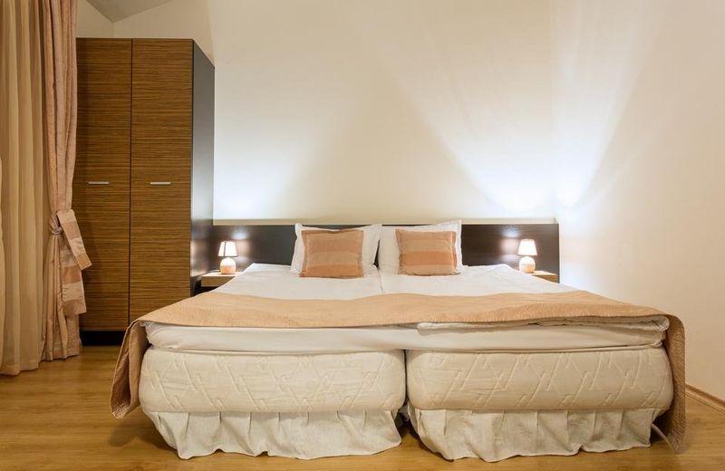 Green Wood Hotel