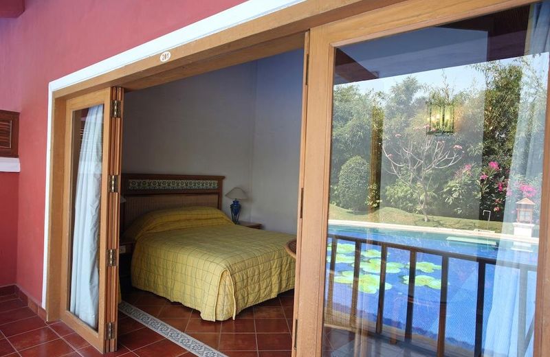 Lagoon Bay at Leonia Hotel
