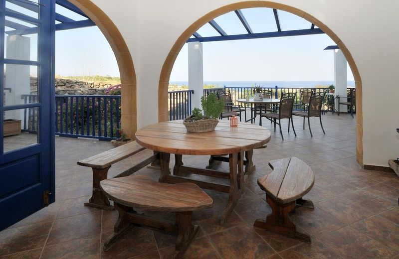 Akrotiri Hotel