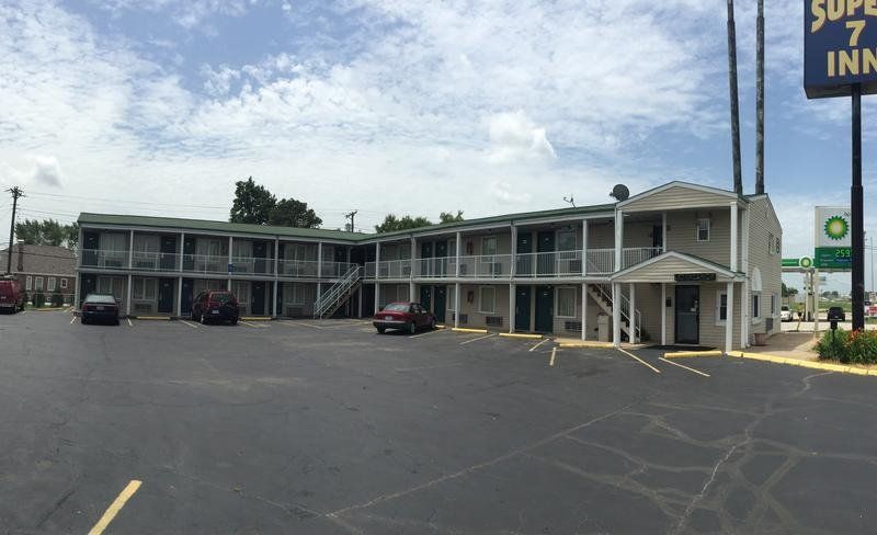 Super 7 Inn