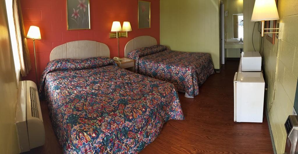Super 7 Inn