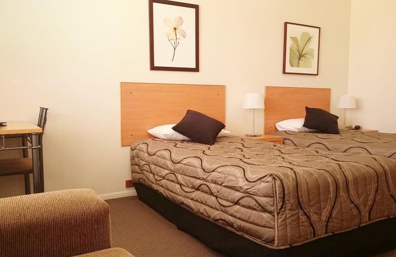 Country Roads Motor Inn
