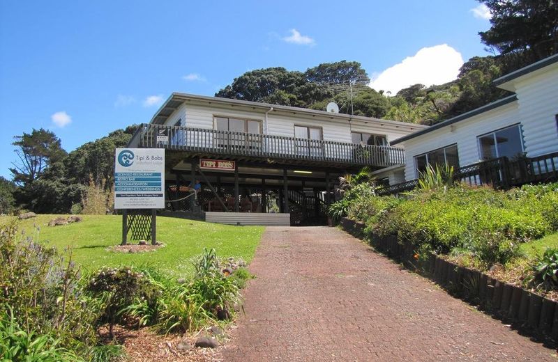 Tipi and Bobs Waterfront Lodge