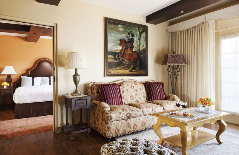Holiday Inn and Suites Phoenix Airport North, an IHG Hotel