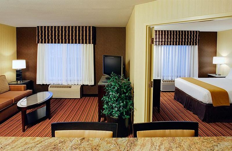 Holiday Inn Express Hotel & Suites Belmont, an IHG Hotel