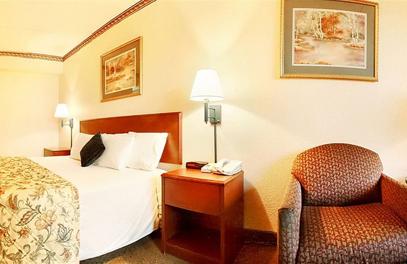 Days Inn & Suites by Wyndham Orlando Airport