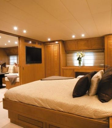 YACHT CARAMIA