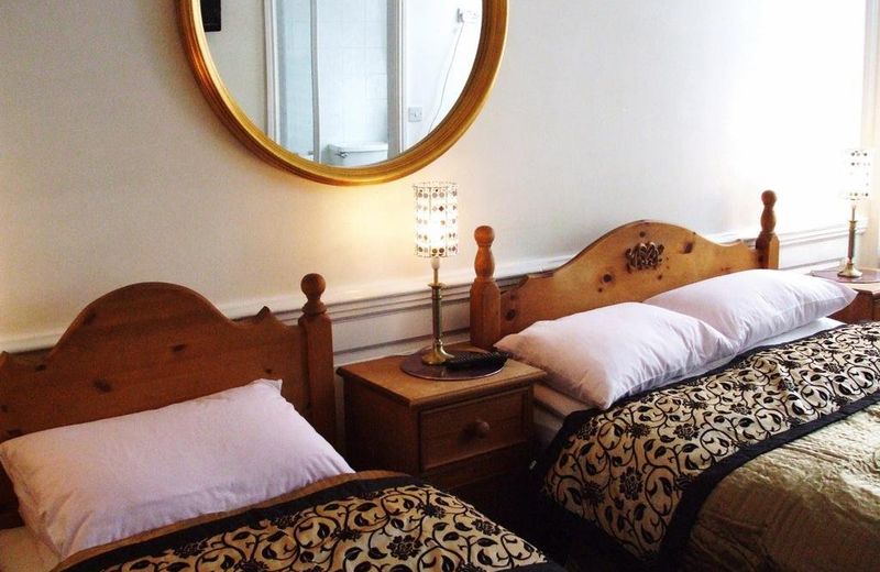 THE TUDOR ROSE HOTEL