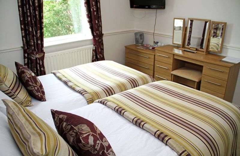 OYO White Horse Lodge Hotel