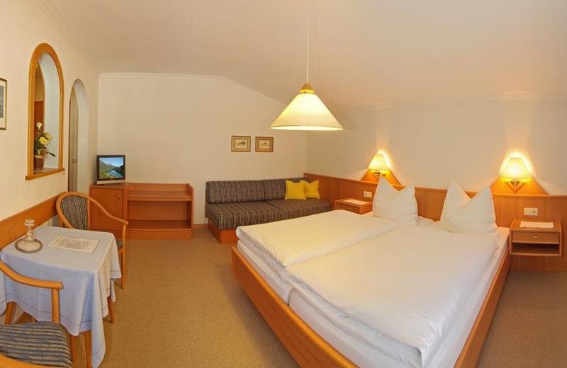 Dorfcafe Unken Hotelpension sWirtshaus im Dorf