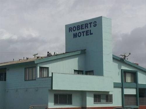 ROBERT'S AT THE BEACH MOTEL