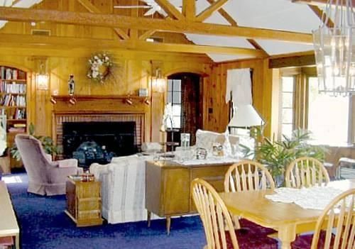 LIGHTHOUSE INN & BREAKFAST AND COTTAGES