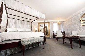 The Simsbury Inn