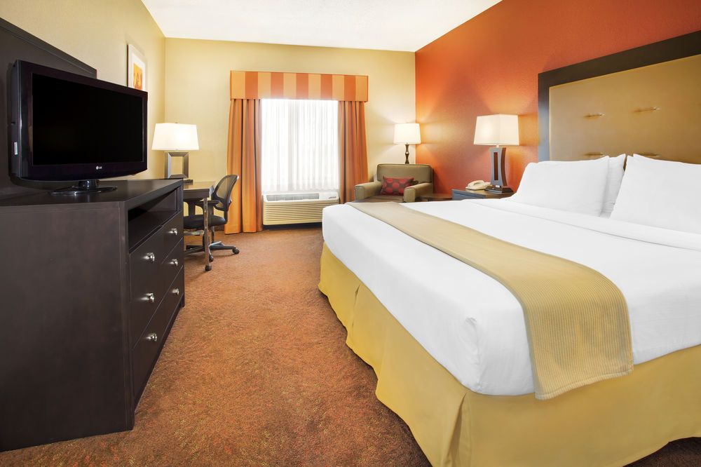 Holiday Inn Express & Suites - Muncie, an IHG Hotel