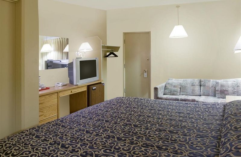 Canada's Best Value Desert Inn & Suites