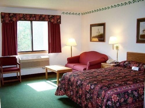 AmericInn by Wyndham Elkhorn Near Lake Geneva