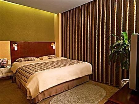 UNIVERSAL HOUSE GOLDEN LOTUS