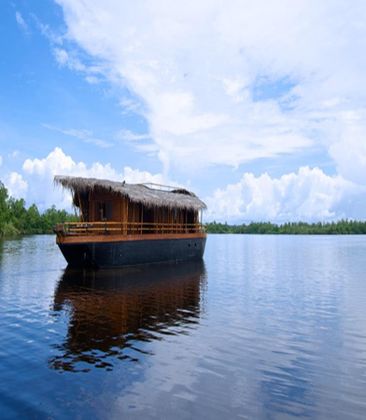 Yathra Houseboat by Jetwing