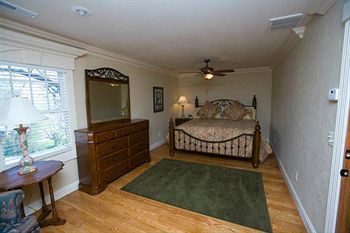 THE BRANSON HOUSE - BED AND BREAKFAST - ADULT ONLY