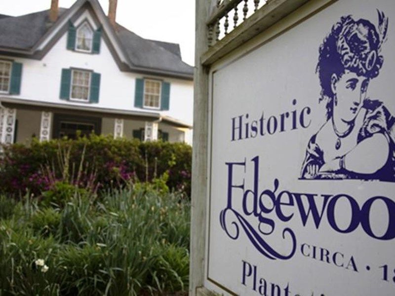 Edgewoods Cottage House
