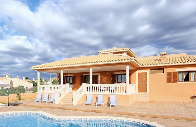Plush Holiday Home in Llucmajor with Jacuzzi and Sauna