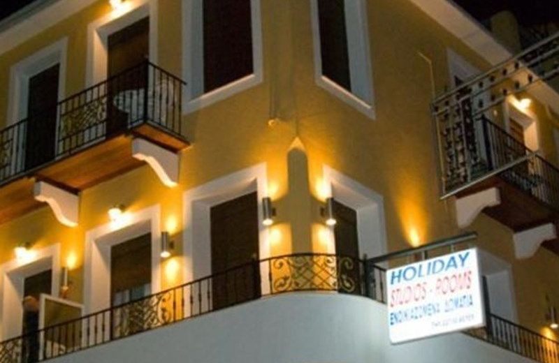HOLIDAY STUDIOS - ROOMS